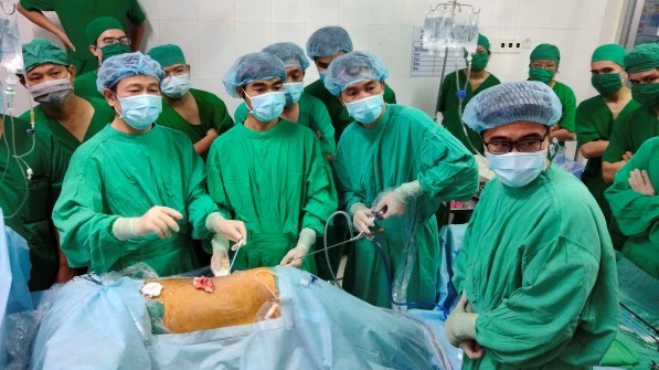 Bệnh viện Trường Đại học Y-Dược Huế chuyển giao thành công phẫu thuật lấy sỏi thận qua da đường hầm nhỏ điều trị sỏi thận cho Bệnh viện Trường Đại học Y-Dược Cần Thơ